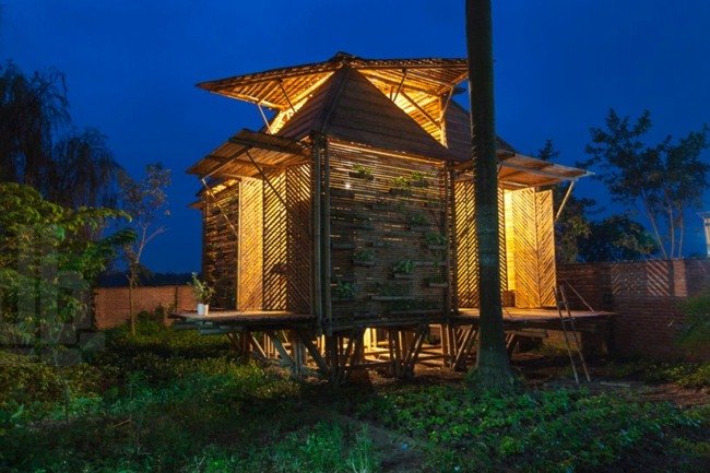 casa resistente a inundações Vietnã madeira bambu design moderno