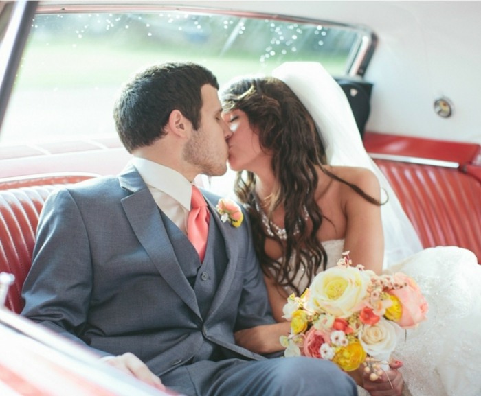 Buquê de recém-casados ​​com carro para o dia do casamento