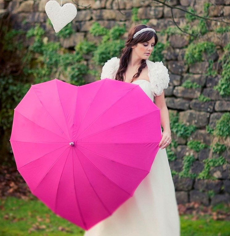 Noiva com guarda-chuva de coração grátis