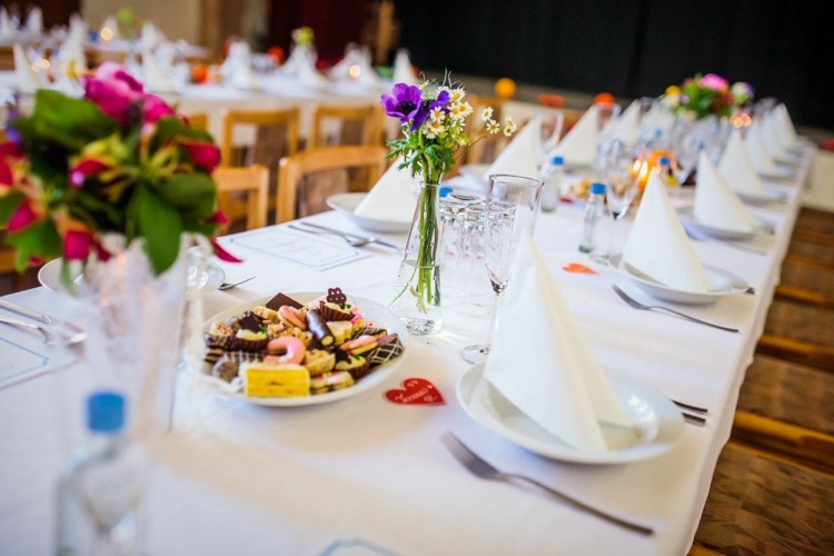 Flores para decoração de mesa em estilo retro de casamento