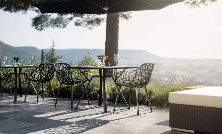 Casamento nas montanhas do terraço elegantemente mobiliado de Swabian Alb com muitos lugares sentados