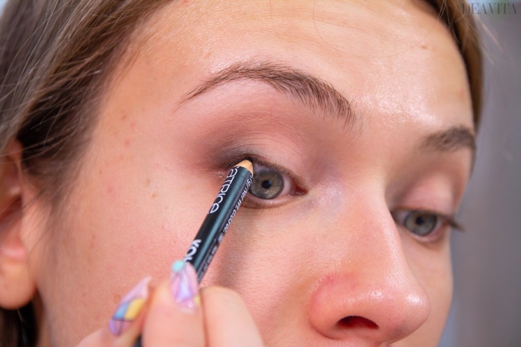 Use kohl preto para traçar a linha d'água superior Smokey Eyes sem delineador