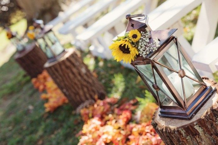 metal-lanterna-girassol-rústica-mesas-toras-decoração ao ar livre