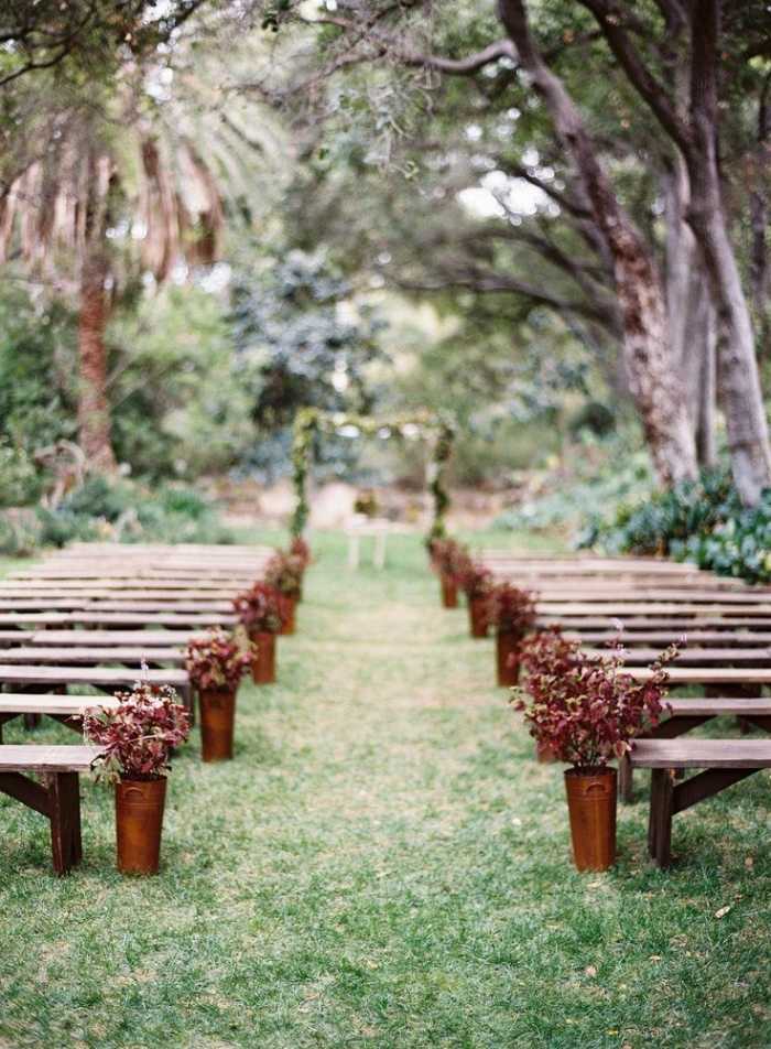 casamento-no-jardim-altar-fazer-fazer-você-decorar-com-flores-bancos-corredor