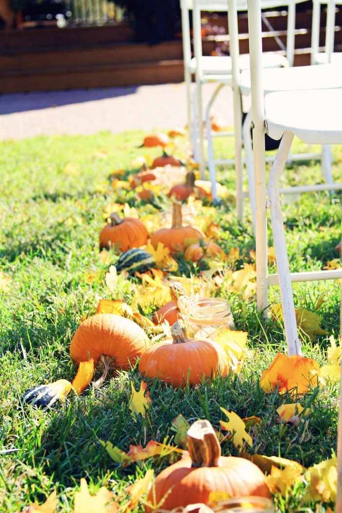 outdoor-decoração-casamento-no-outono-abóboras-folhas-de-outono-lanternas descoloridas