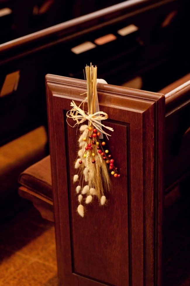 decoração-igreja-com-galhos-grama-palha-casamento-no-outono