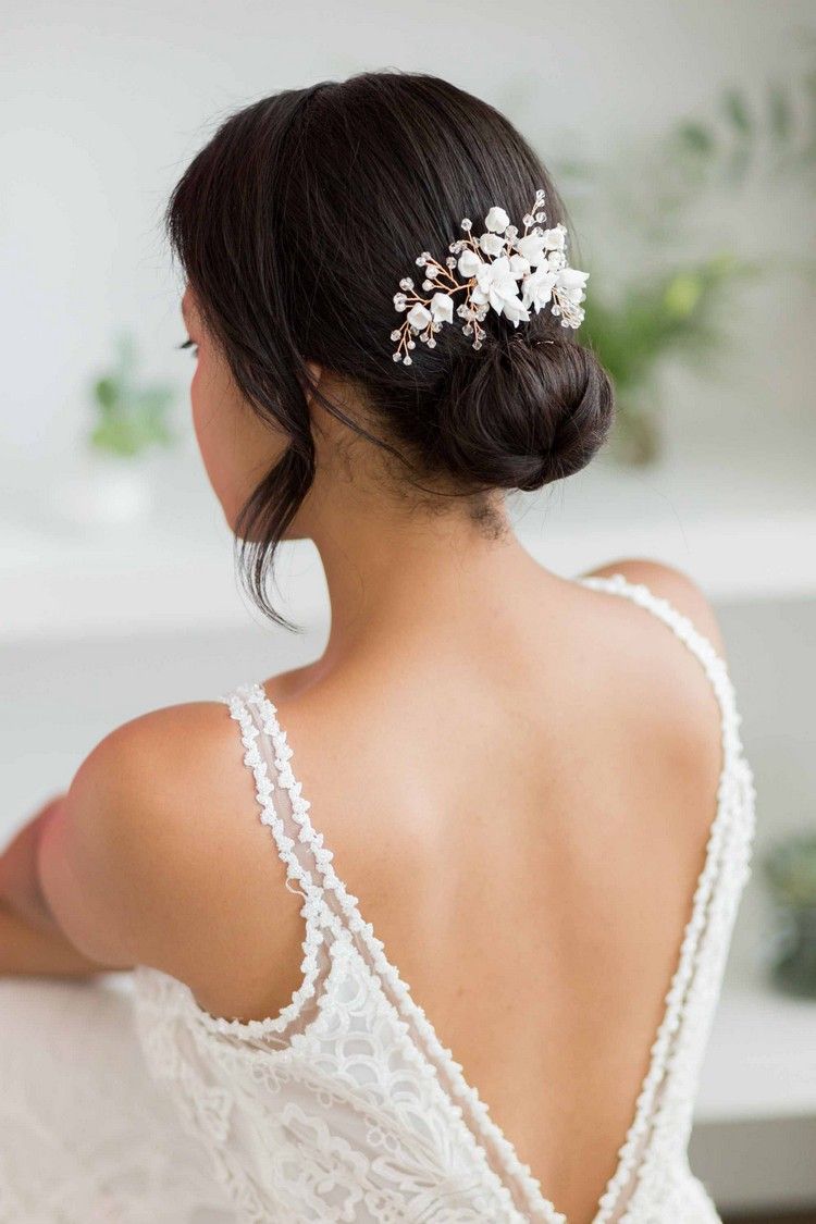 Penteados de casamento que colocam o vestido de noiva em destaque, coque