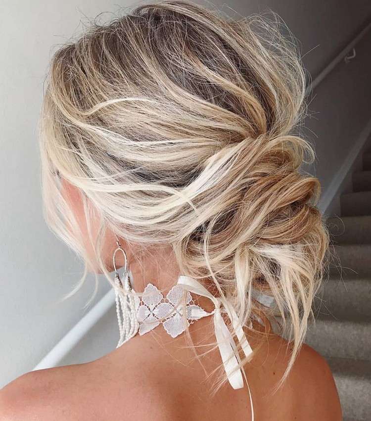 Coque solto como penteado de noiva para o casamento boho