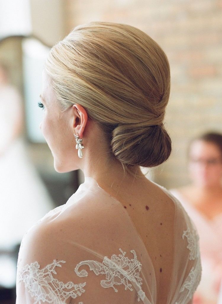 Penteado de casamento elegante, coque profundo no pescoço