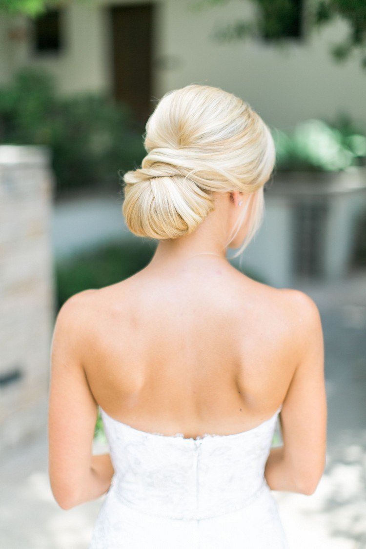 Penteado de casamento com coque profundo para a noiva elegante
