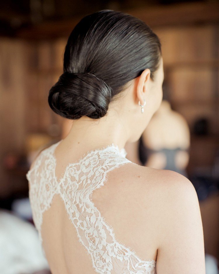 Coque baixo em um visual elegante, penteado de casamento clássico