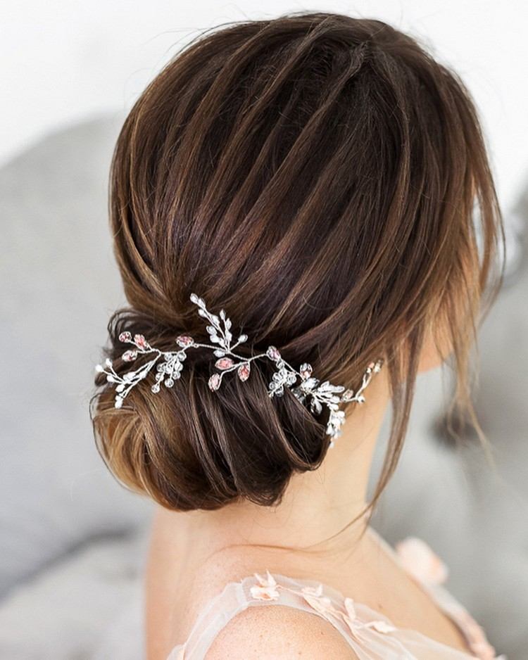 Chignon de penteado de noiva clássico com acessórios de cabelo