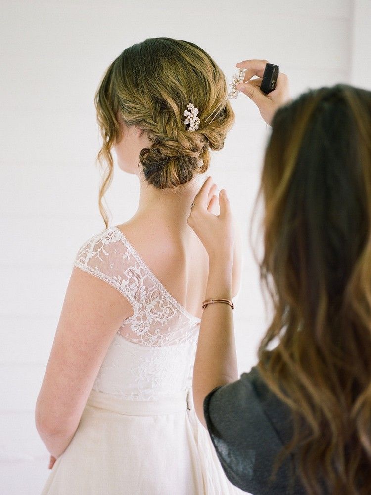 Penteado de casamento coque apertado com uma mecha no rosto