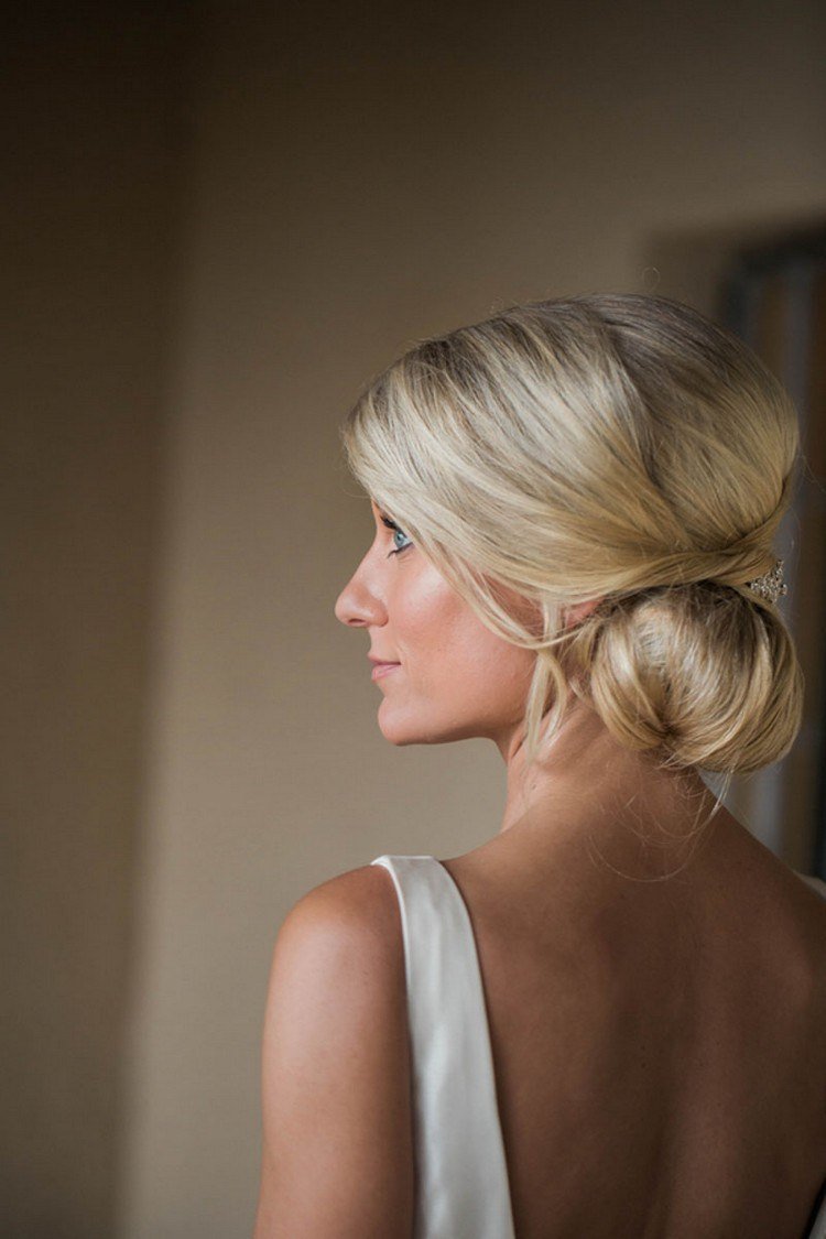 Chignon lateral chique e elegante como penteado de noiva