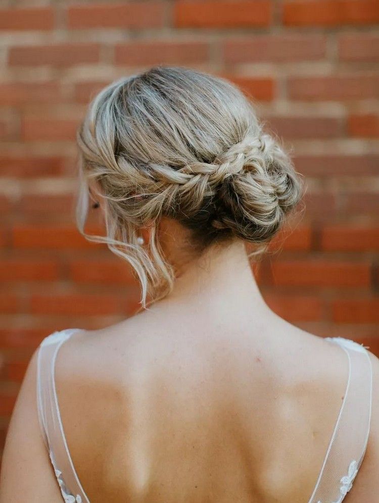 Penteado de noiva solto com coque profundo trançado