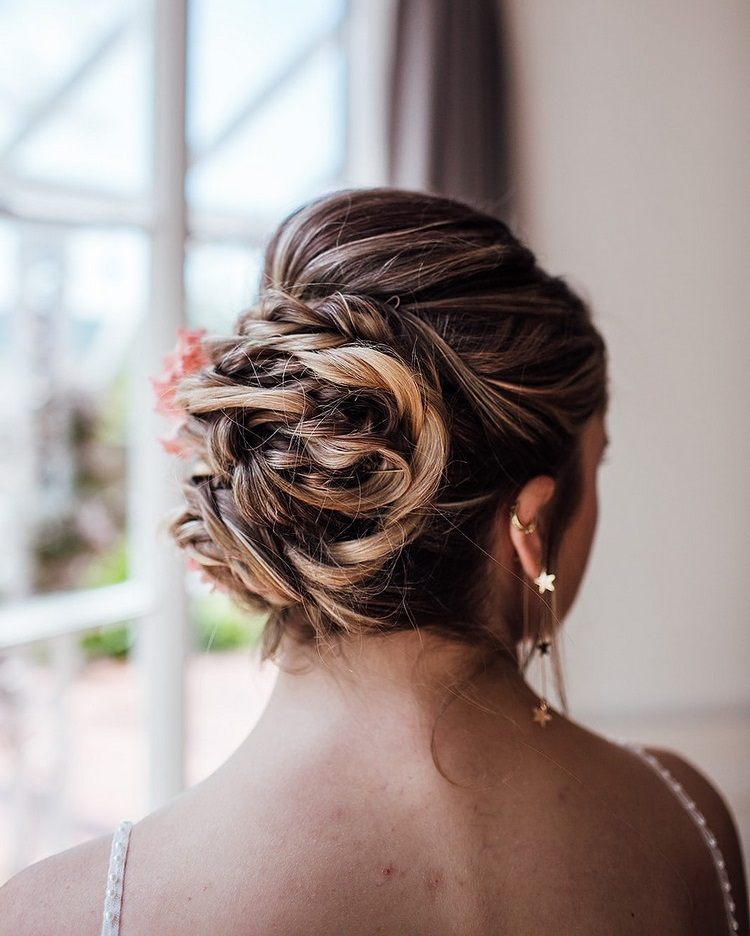 Penteado de casamento, coque solto torcido e trançado
