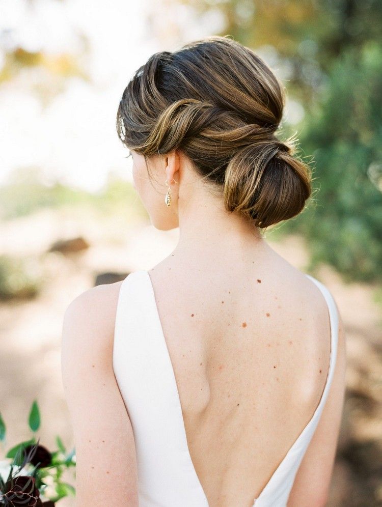 Chignon no pescoço como um penteado de noiva clássico e elegante