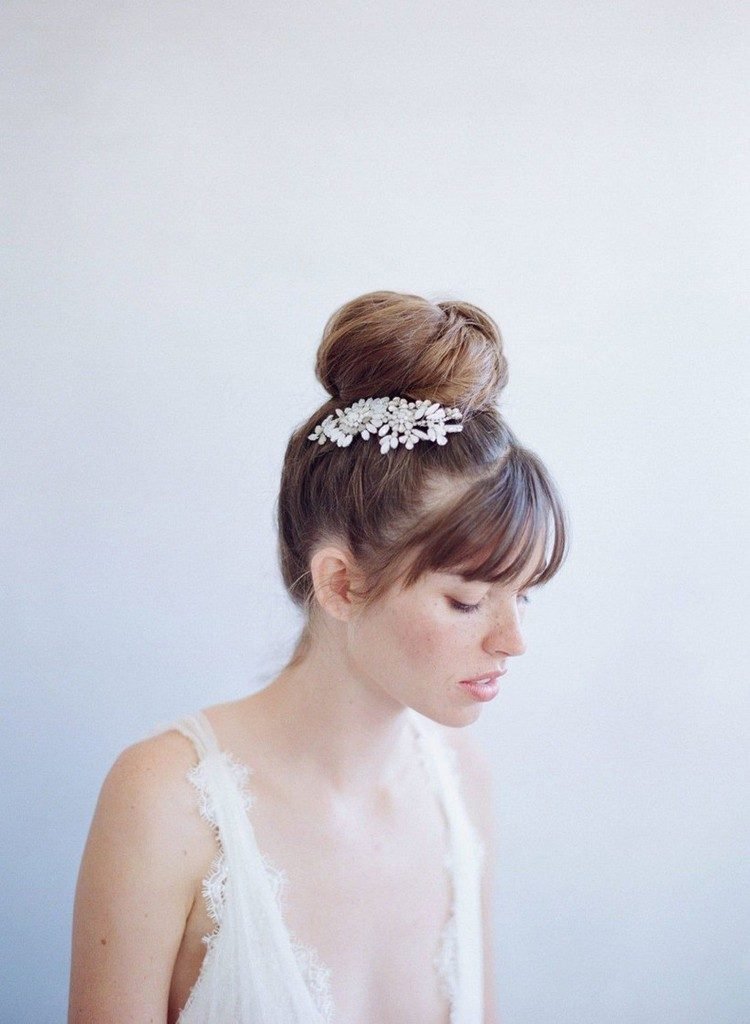Penteado de casamento coque alto com franja