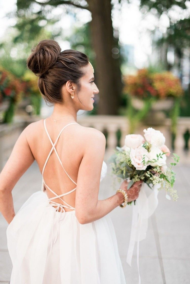 Penteado de noiva com coque alto para um casamento no verão