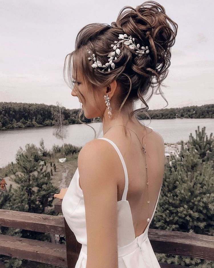 Updo solto com acessórios de cabelo como um penteado de noiva