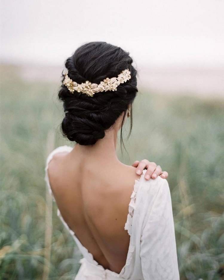 Coque de penteado de casamento acentua o decote do vestido de noiva