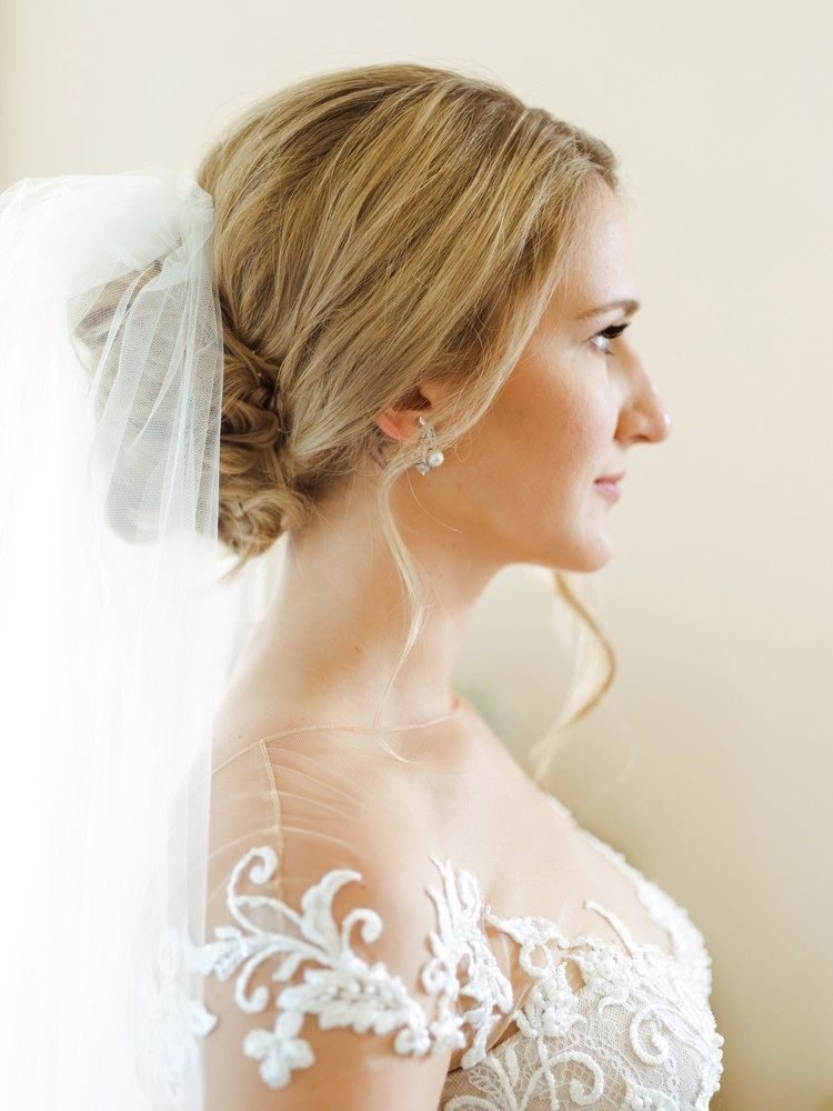Coque elegante penteado de casamento com véu acima
