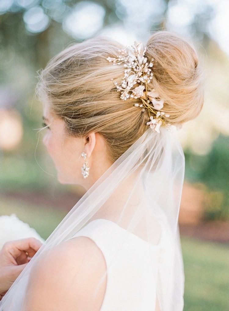 Coque bailarina clássico penteado de casamento com acessórios de cabelo e véu abaixo