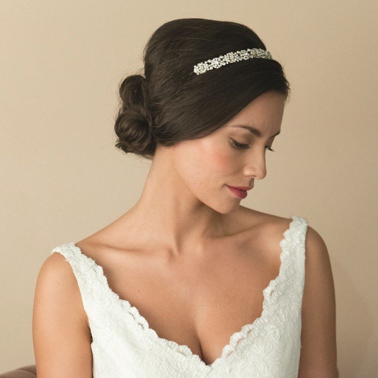 Penteado de noiva em coque profundo com tiara como sotaque