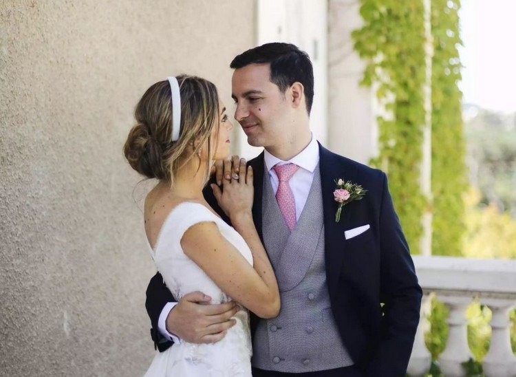 Penteados de casamento com coque profundo e faixa branca
