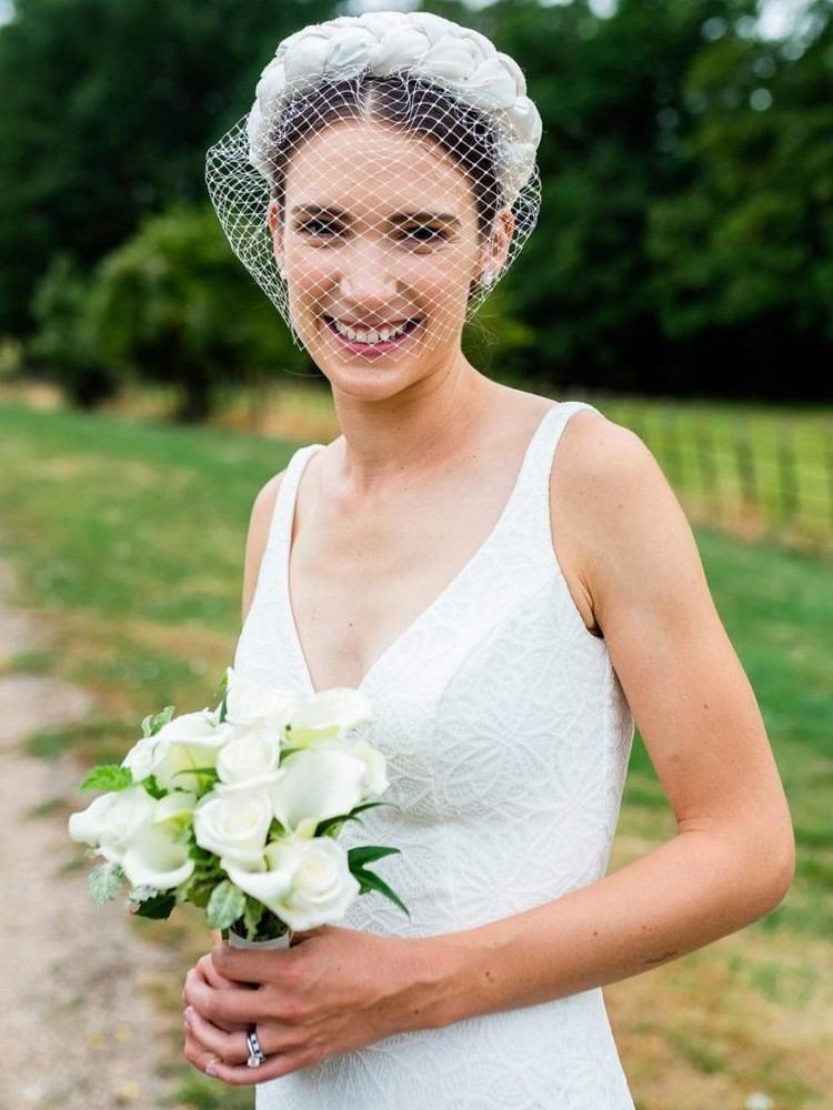 Coque de penteado de casamento com fita para a cabeça e véu curto