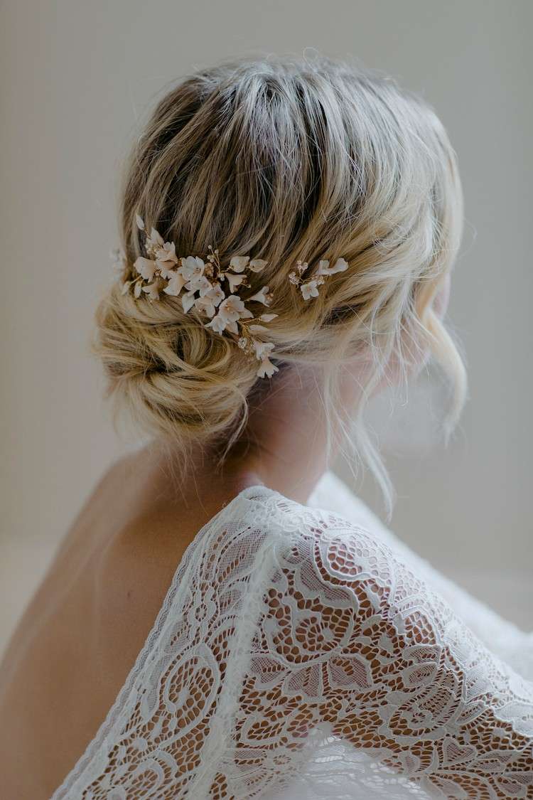Coque torcido simples como penteado de casamento para cabelos de comprimento médio