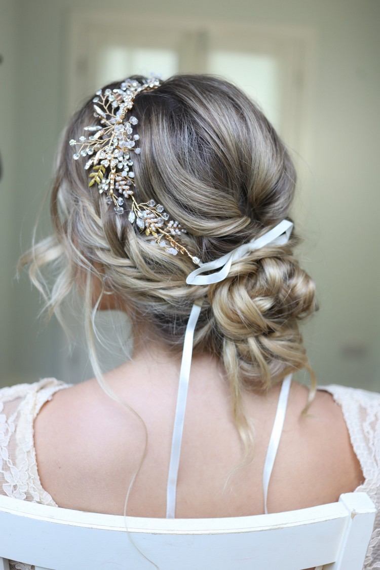 Penteados de casamento soltos Tendência de coques profundos com tiara e laço