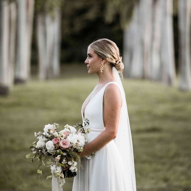 Coque penteado de casamento com véu