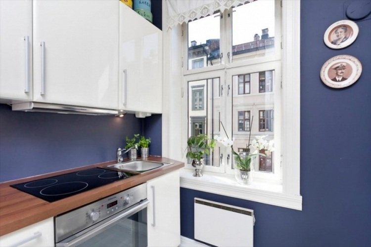 madeira-bancadas-cozinha-moderno-branco-alto-brilho-frentes-roxo-azul-parede-pintura