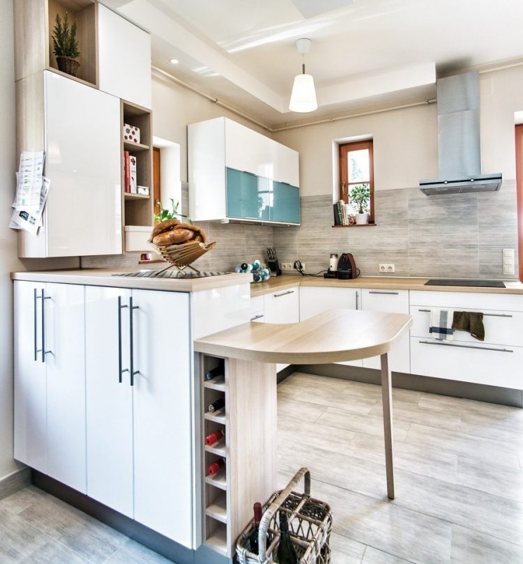 Bancadas de madeira cozinha-moderno-claro-madeira-bege-parede-cor-branco-frentes-espelho-aparência de madeira