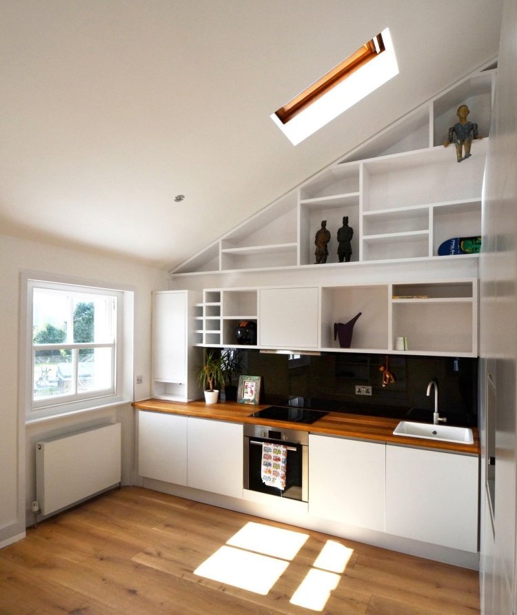 madeira-bancadas-cozinha-moderno-teto-aberto-prateleiras-branco
