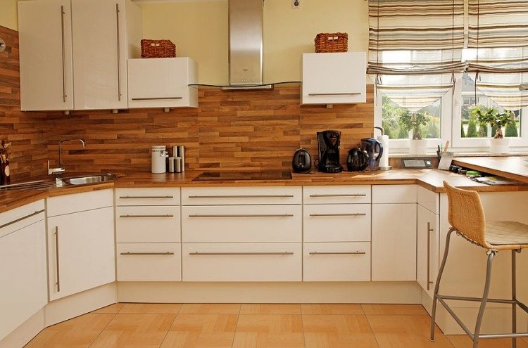 madeira-bancadas-cozinha-moderna-parede traseira-amarela-parede-pintura
