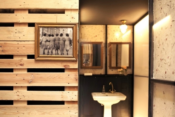 Showroom de paletes Euro de madeira Banheiros construídos com vaidade