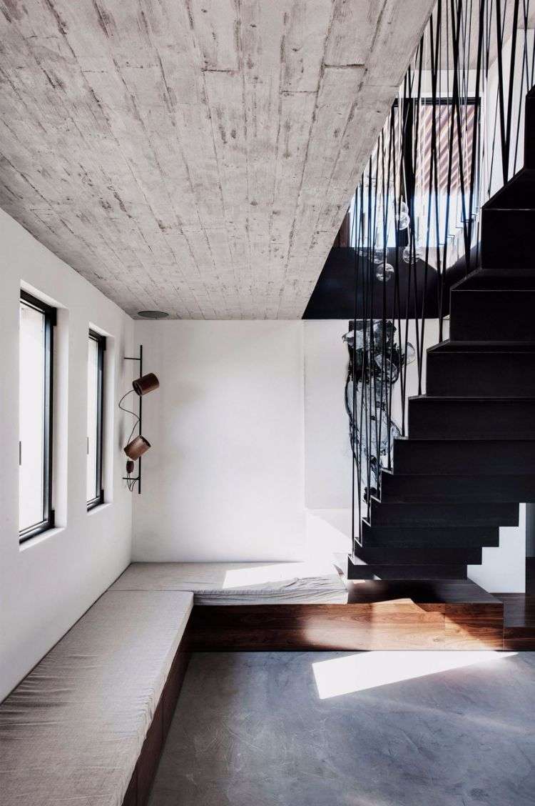 piso de madeira-moderno-combinar-concreto-escada-metal-preto