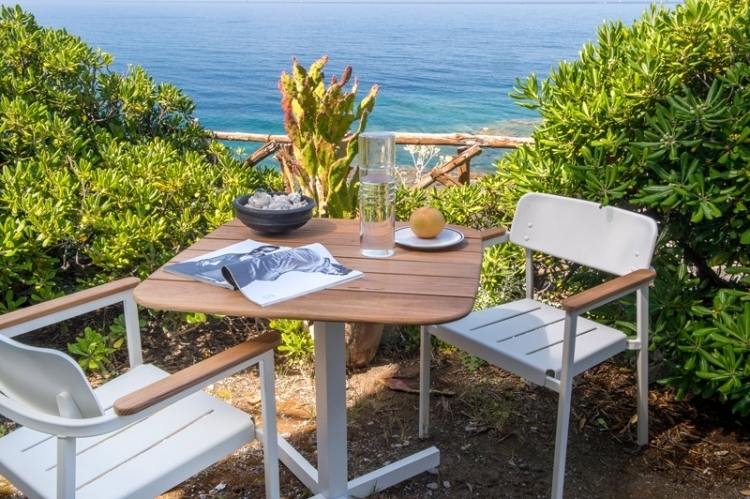 Móveis de jardim de madeira -holiday-island-white-wood elements-table-fig-sea-schioen-landscape