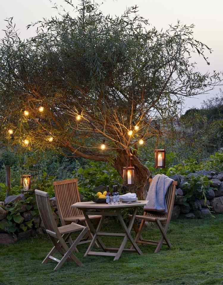madeira-jardim-móveis-teca-noite-velas-lanternas-romântico-jardim-árvore-fora