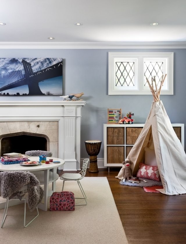 quarto infantil tenda indiana lareira azul piso de madeira