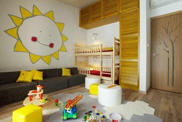 quarto infantil sonning piso de madeira porta de madeira armários banquinho