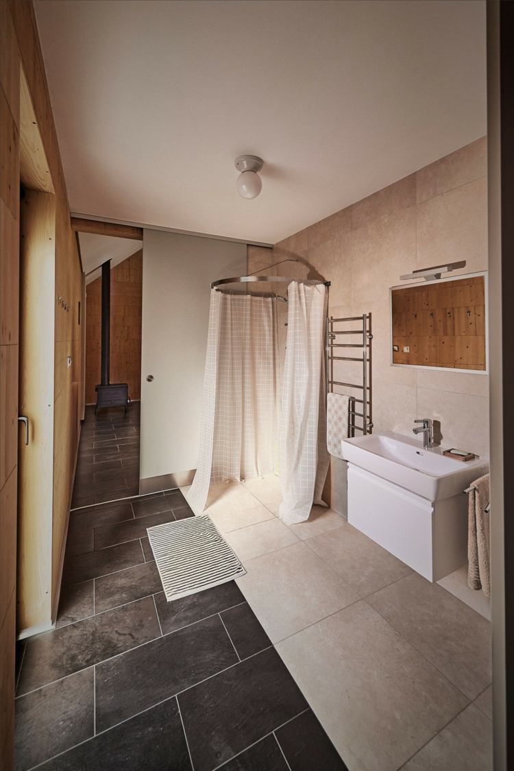 madeira-clínquer tijolos-banheiro-aberto-chuveiro-cortina de chuveiro-azulejos brancos