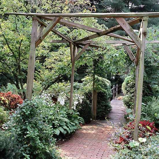 Construir uma pérgula rústica de madeira no meio do jardim