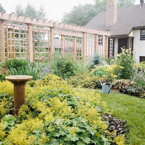 ideias para jardins exuberantes de pérgula de madeira