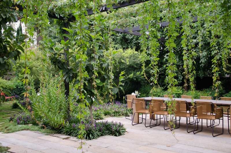 Pergola de madeira plantando-ideias-moderno-jardim com assentos
