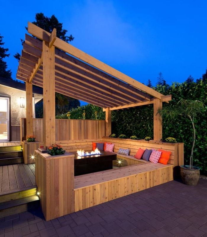 madeira-pérgula-jardim-telhado inclinado-integrado-banco-lareira-meio