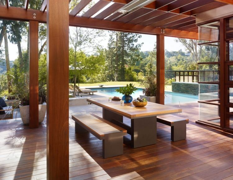 madeira-pérgola-terraço-telhado de vidro-mesa de jantar-cadeiras
