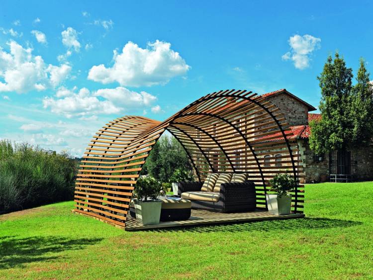 Jardim de pérgula de madeira - gramado independente - ripas de madeira - construção de metal